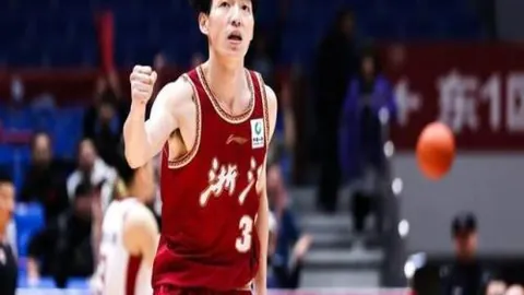 詹姆斯力挽狂澜，空中接力扣篮得手